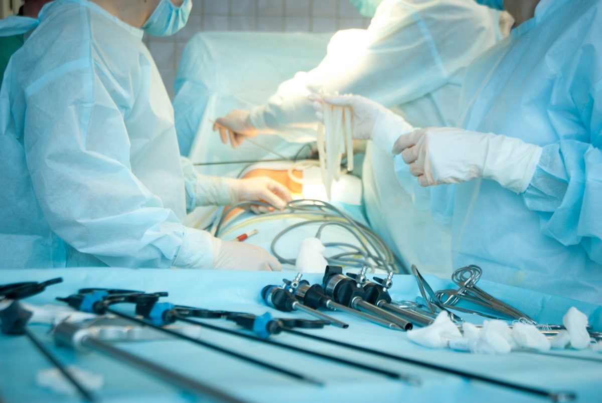 doctors-operating-1200x803.jpg